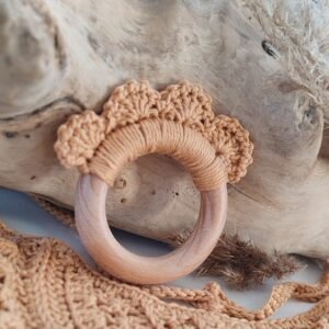 Anneau sensoriel bébé en bois et crochet